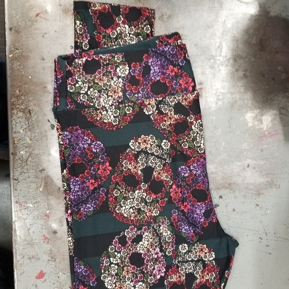 LuLaRoe Pants - LAST CALL$ LULAROE LEGGINGS TC2 SKULLS FLORAL RARE
